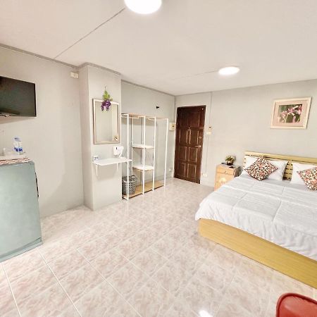 Penyos Suite Bangkok Exterior photo